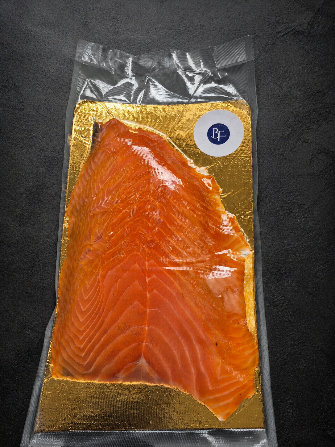 Ambachtelijk gerookte zalm en vissalade voor luxe broodjes